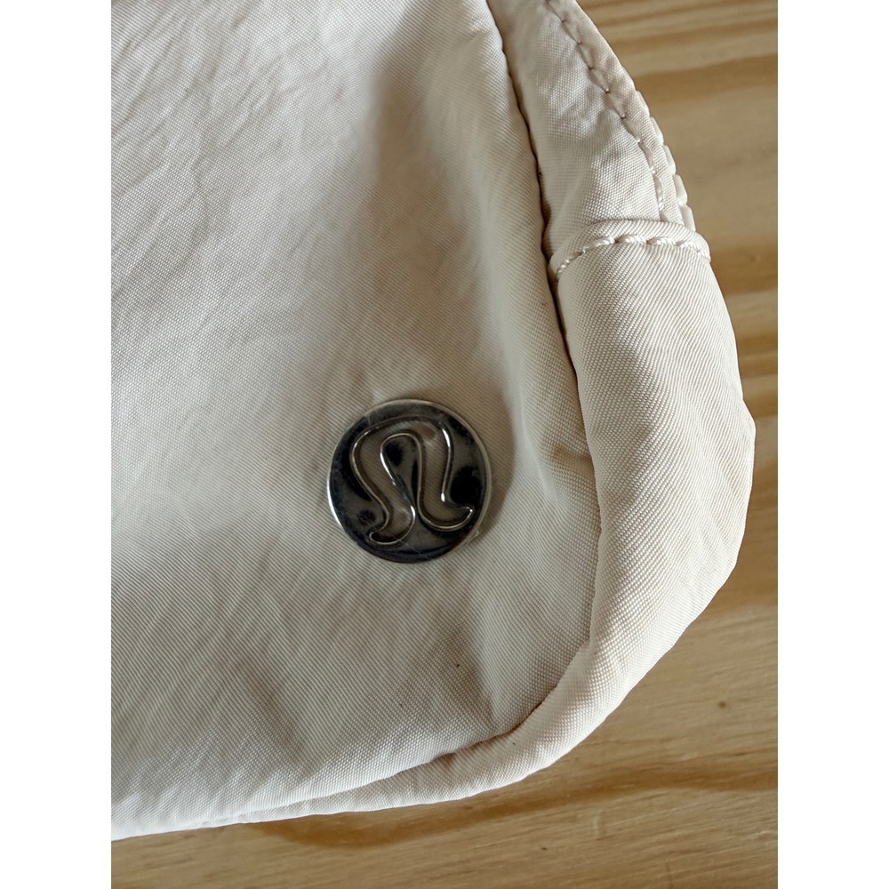 Lululemon Everywhere Belt Bag 1L White Opal WHTO NWT LU9BG1S Adjustable Strap - Picture 4 of 4